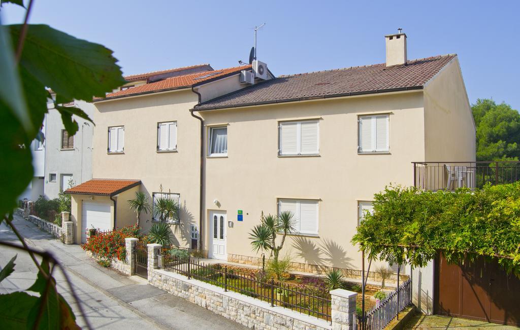 פולה Apartments Nicole מראה חיצוני תמונה